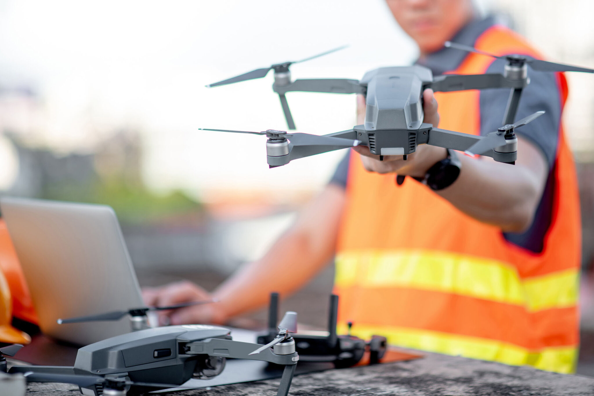 Henkilö esittelee dronea kädessään.